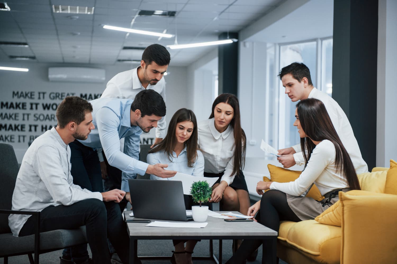 Une équipe réunie autour d'un ordinateur dans un bureau
